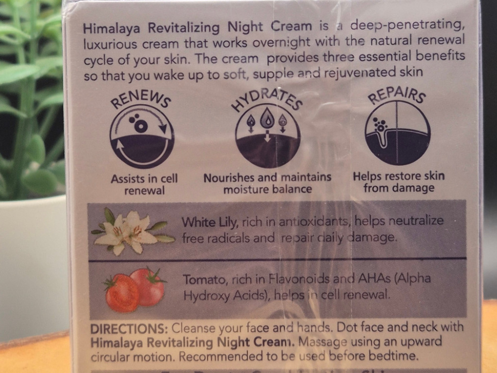 Preview: Himalaya Revitalizing Night Cream – revitalisierende Nachtcreme mit Weißer Lilie und Tomatenextrakt für die tägliche Gesichtspflege, 50 g.