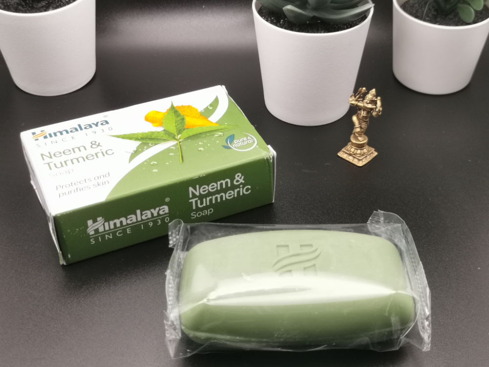Preview: Himalaya Neem & Turmeric Seife – ayurvedische Pflanzenseife mit Neem und Kurkuma für die tägliche Reinigung von Händen und Körper, 125 g.