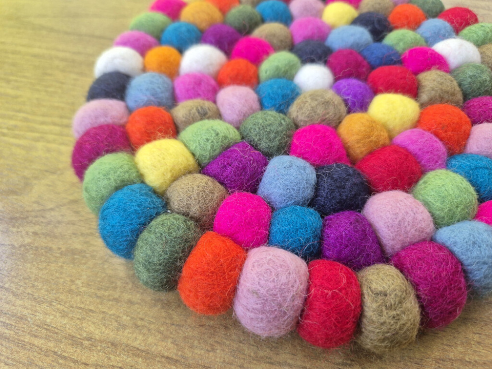 Preview: Handgefertigter Untersetzer aus Filz – bunt