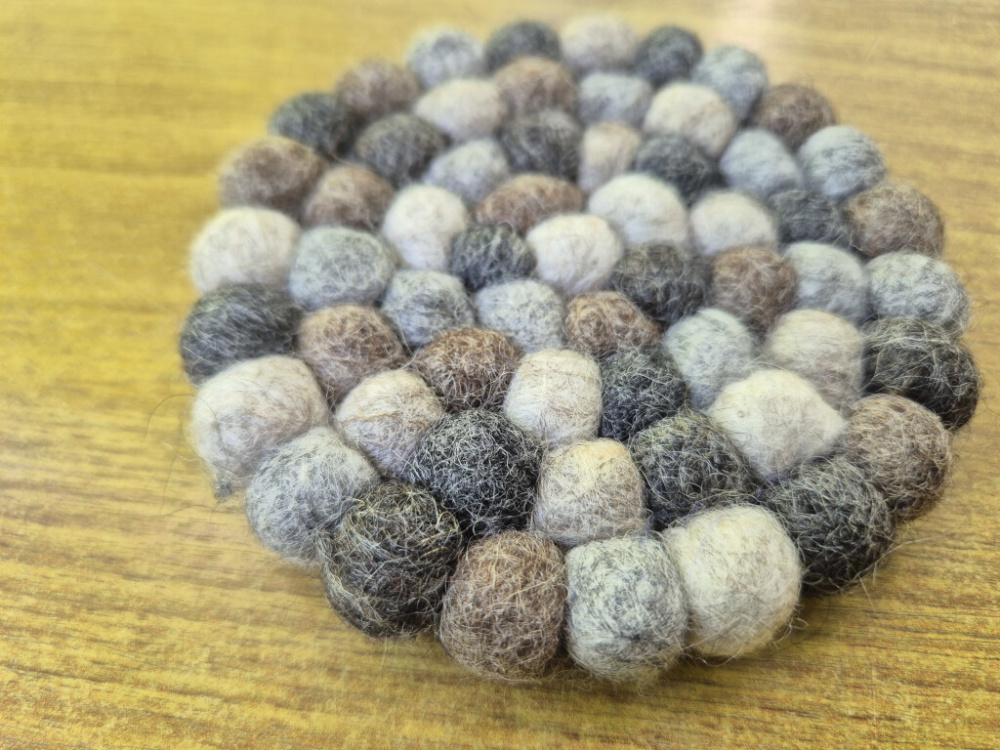 Preview: Untersetzer aus Filz in natürlichen Grau- und Brauntönen – ca. 10 cm
