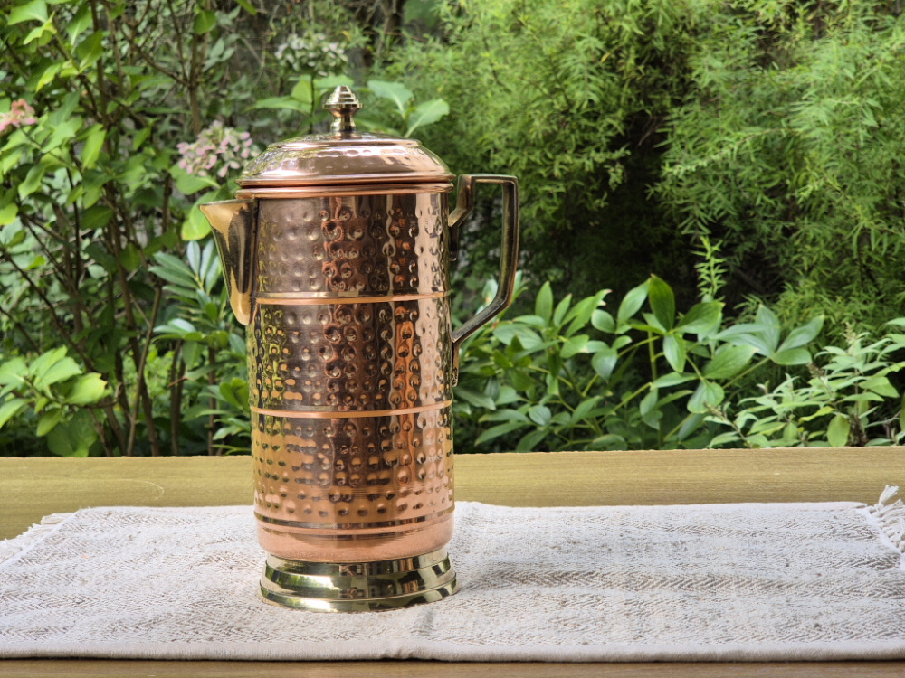Handgefertigter Kupfer-Wasserkrug aus Nepal mit Deckel und gehämmerter Oberfläche