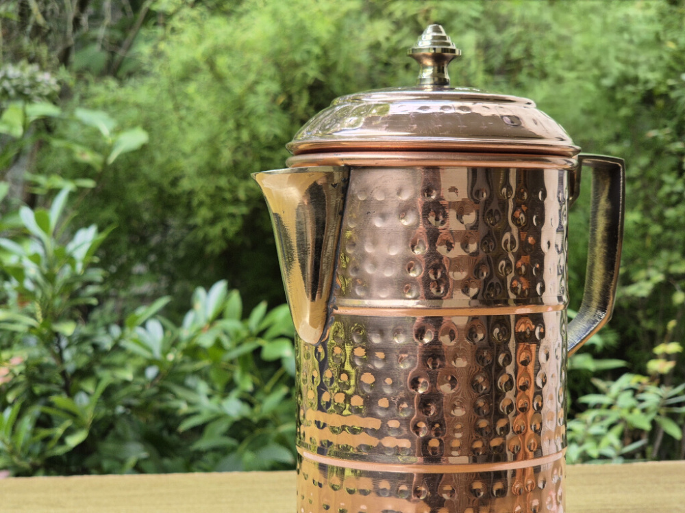 Preview: Handgefertigter Kupfer-Wasserkrug aus Nepal mit Deckel und gehämmerter Oberfläche