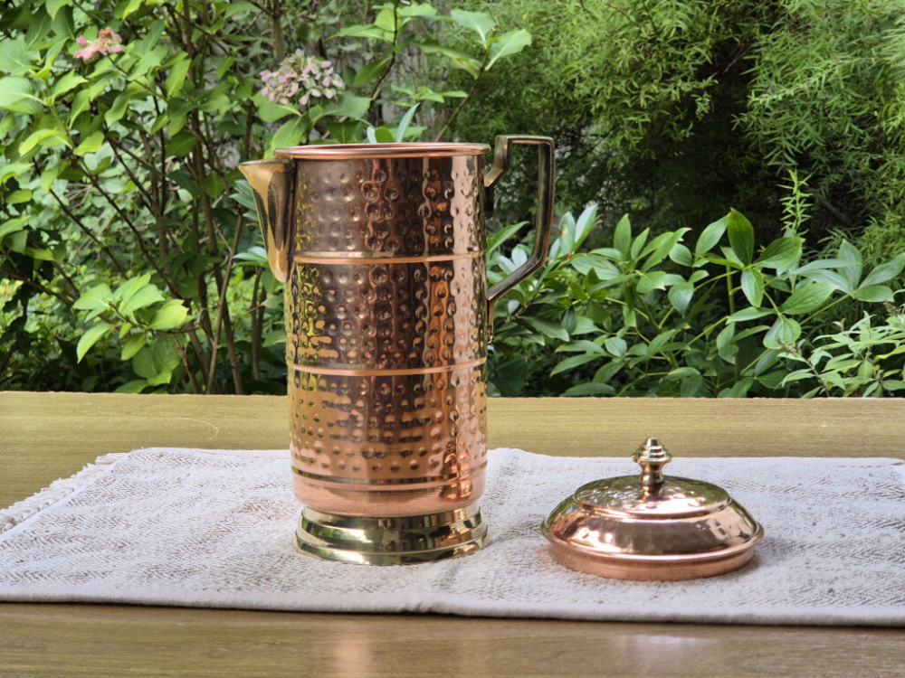 Preview: Handgefertigter Kupfer-Wasserkrug aus Nepal mit Deckel und gehämmerter Oberfläche