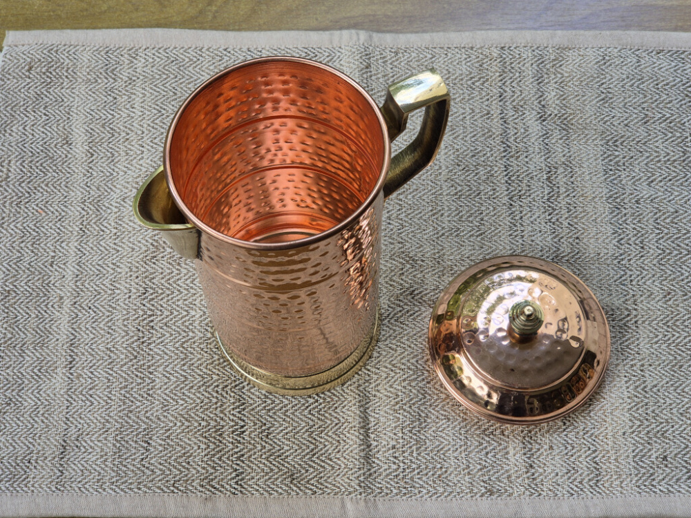 Handgefertigter Kupfer-Wasserkrug aus Nepal mit Deckel und gehämmerter Oberfläche