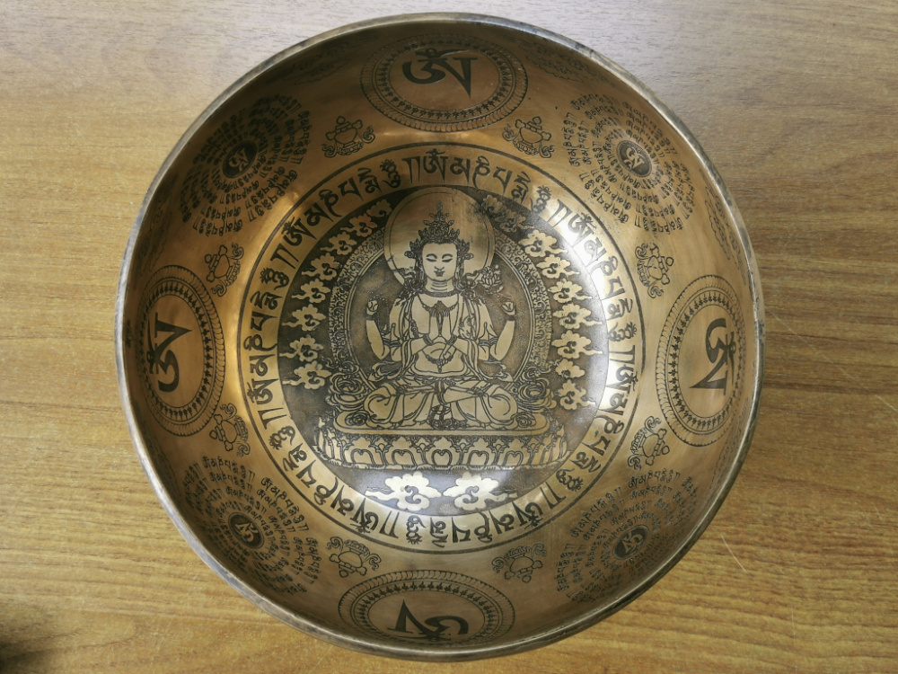 Preview: Verzierte Buddha Klangschale mit Lokeshwor (ca. 1KG / ca. 20cm / inkl. Filzschläger)