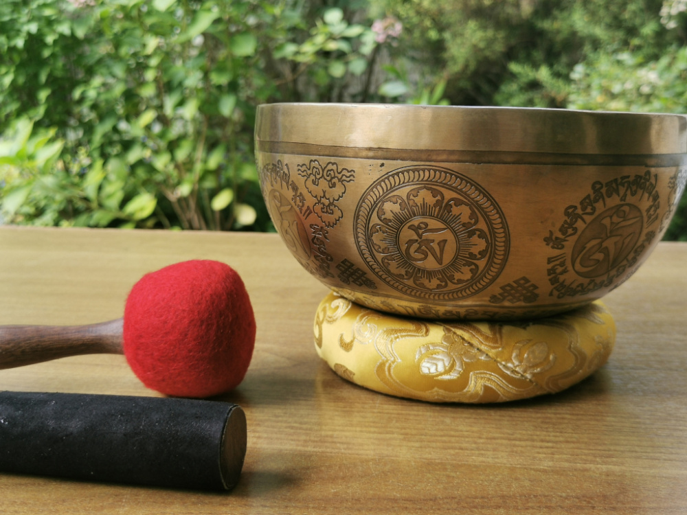 Preview: Verzierte Buddha Klangschale (ca. 1KG / ca. 20cm / inkl. Filzschläger)