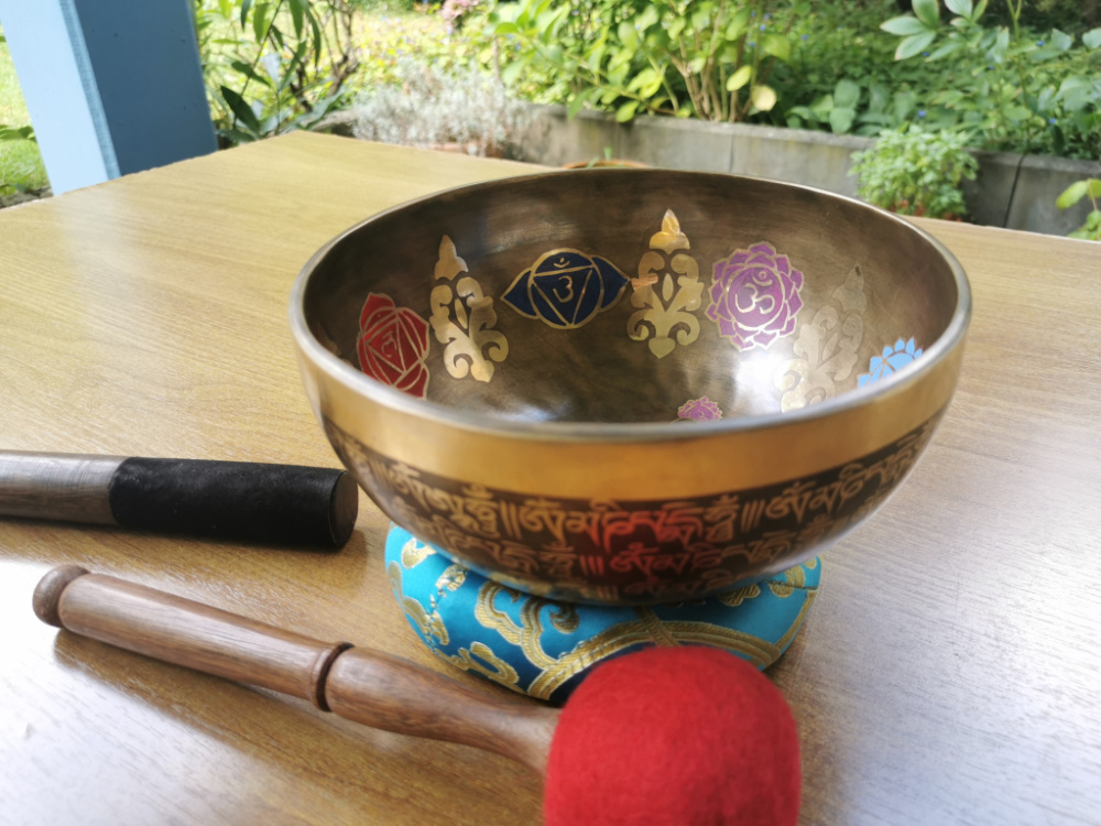 Yoga & Chakra Klangschale mit Mantra – handverziertes Klanginstrument aus Nepal