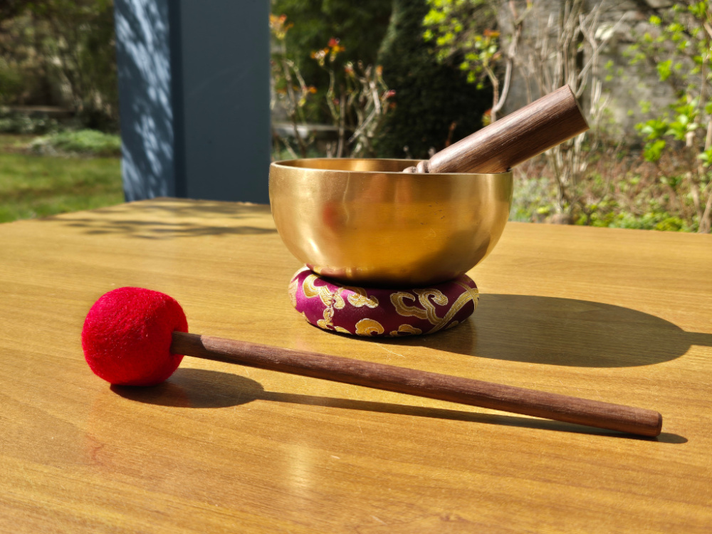 Preview: Kleine traditionelle Klangschale | ca. 500-600g | ca. 14cm | matt-gold | inkl. Kissen, Klöppel und Filzschläger