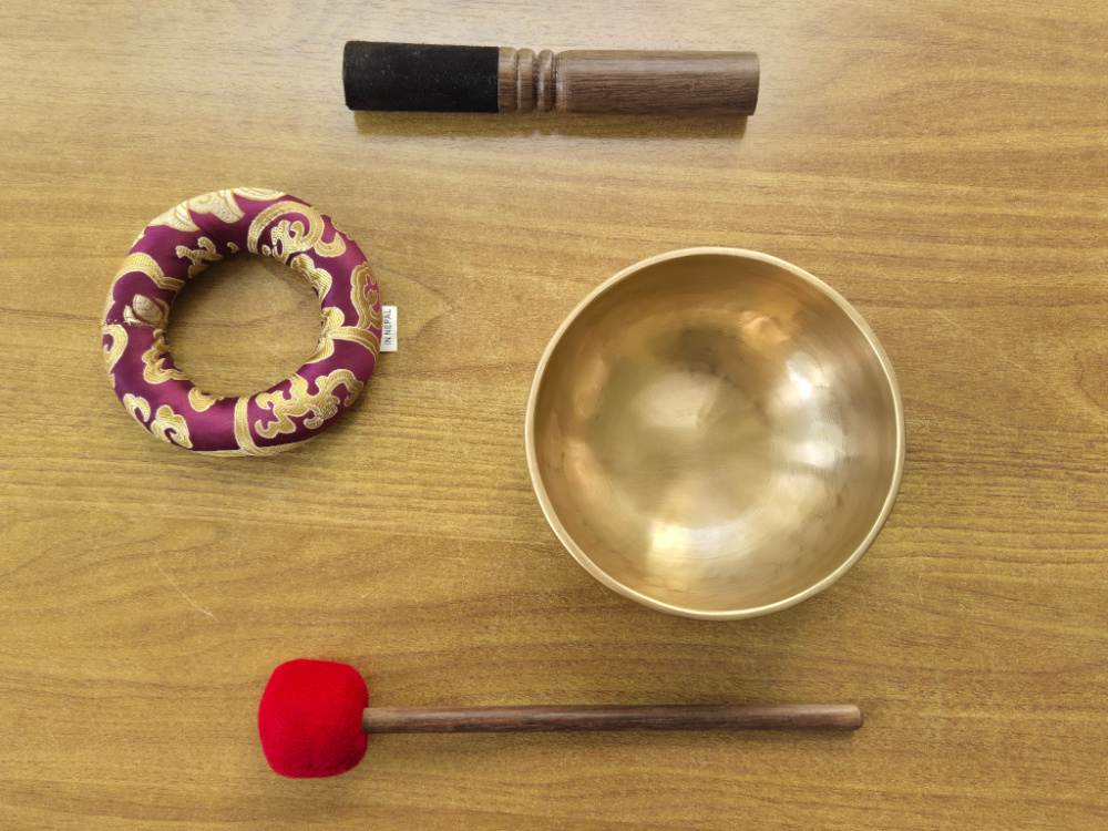 Kleine traditionelle Klangschale | ca. 500-600g | ca. 14cm | matt-gold | inkl. Kissen, Klöppel und Filzschläger