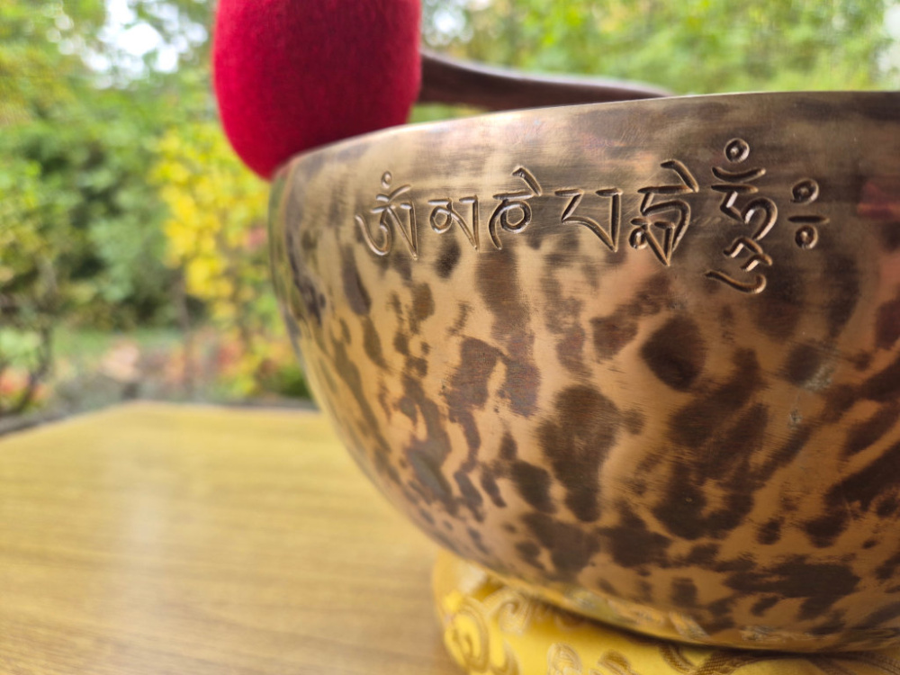 Preview: Große handgeschmiedete Moon-Klangschale aus Nepal mit Mantra-Gravur, Moon-Finish und Brokat-Kissen