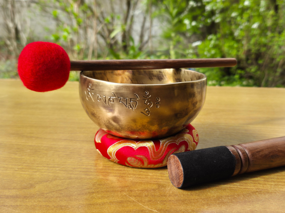 Kleine Klangschale aus Nepal mit Gravur und Zubehör im Set