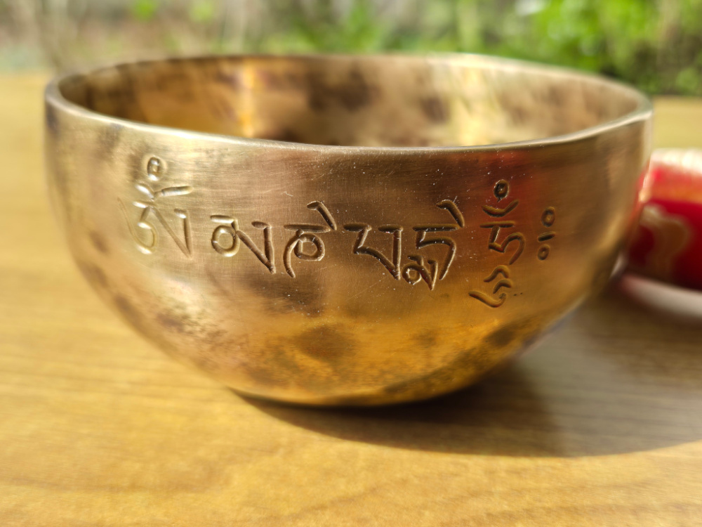 Preview: Kleine Klangschale aus Nepal mit Gravur und Zubehör im Set