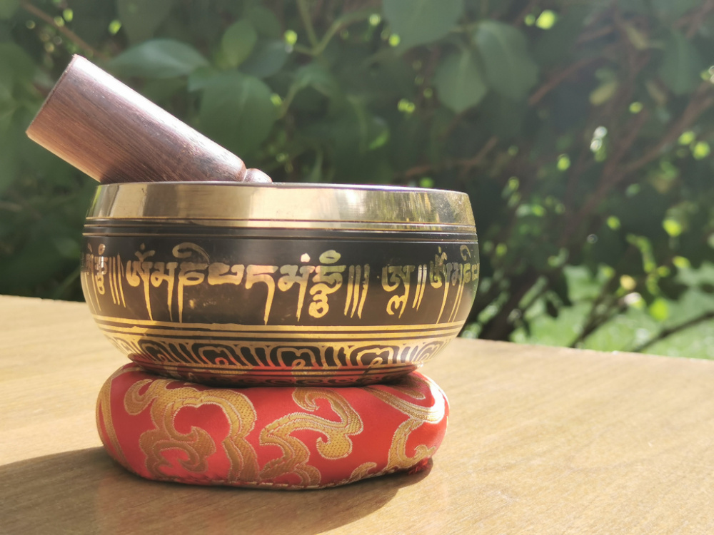 Preview: Klangschale mit Mantra | ca. 340g / ca. 10cm / Kissenfarbe wählbar