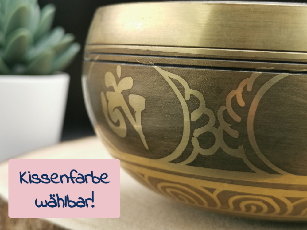 Preview: Kleine verzierte Klangschale | ca. 340g / ca. 10cm / Mantra Schriftzeichen / Kissenfarbe wählbar