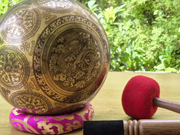 Buddha Bowl Klangschale mit Buddha-Gravur und Mantra-Symbolen – handverziertes Klanginstrument aus Nepal