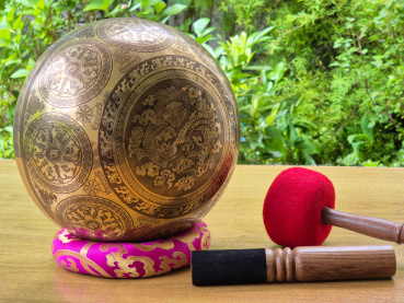 Buddha Bowl Klangschale mit Buddha-Gravur und Mantra-Symbolen – handverziertes Klanginstrument aus Nepal