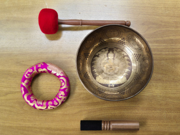 Buddha Bowl Klangschale mit Buddha-Gravur und Mantra-Symbolen – handverziertes Klanginstrument aus Nepal