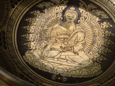 Buddha Bowl Klangschale mit Buddha-Gravur und Mantra-Symbolen – handverziertes Klanginstrument aus Nepal