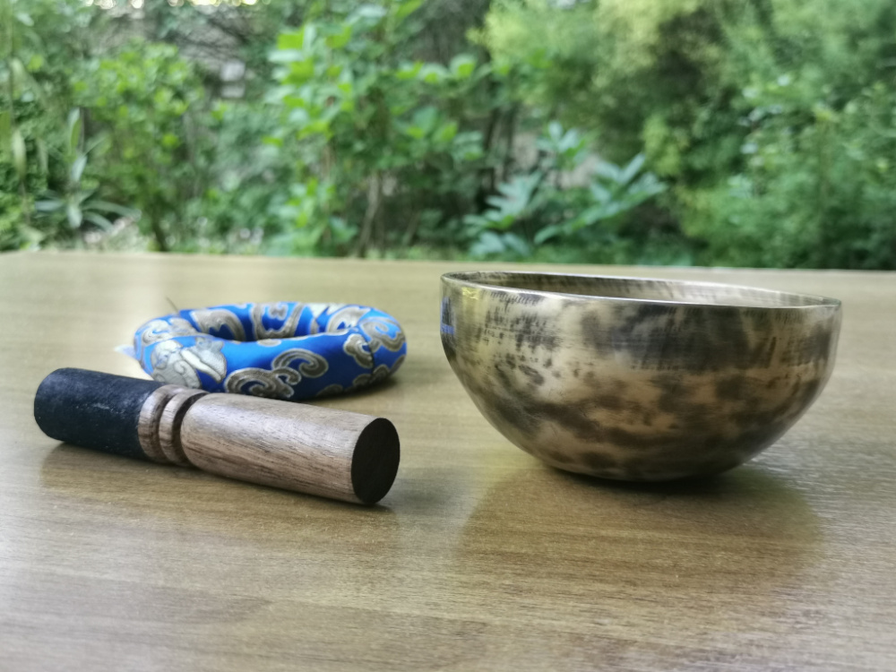 Preview: Kleine Dunkle Klangschale | 11,5–12 cm | ca. 400–435 g | handgeschmiedet in Nepal