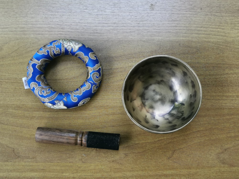 Preview: Kleine Dunkle Klangschale | 11,5–12 cm | ca. 400–435 g | handgeschmiedet in Nepal