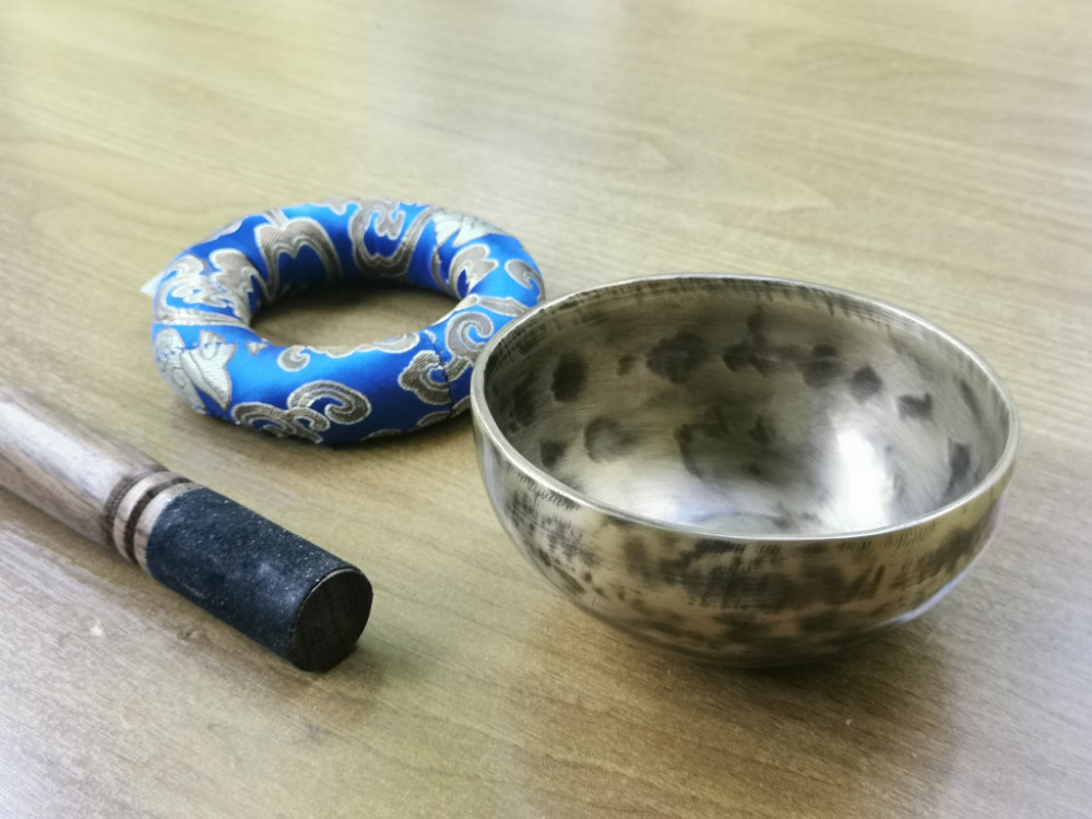 Kleine Dunkle Klangschale | 11,5–12 cm | ca. 400–435 g | handgeschmiedet in Nepal