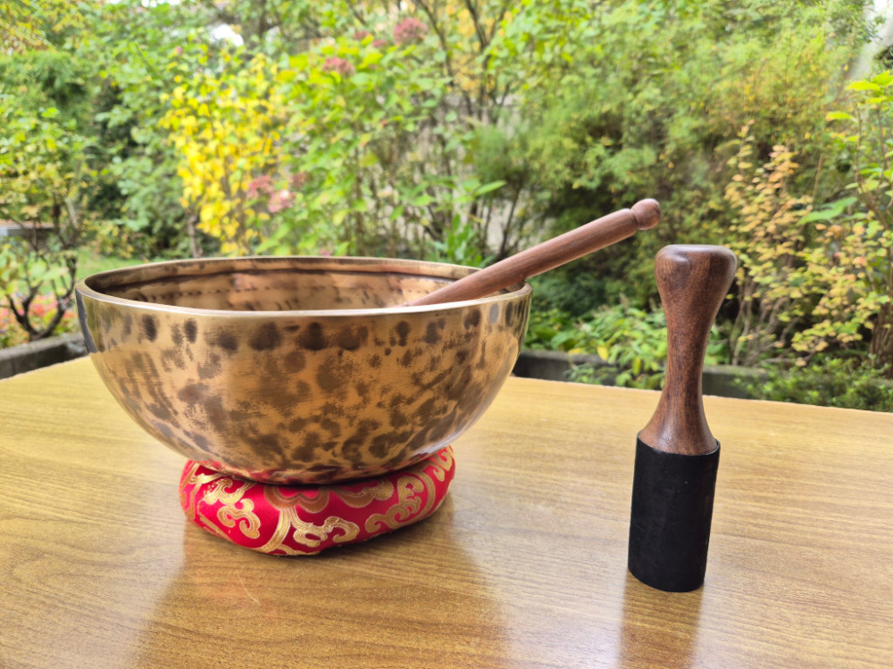 Preview: Große Dunkle Klangschale | 28–29 cm | 2,45–2,67 kg | handgeschmiedet in Nepal