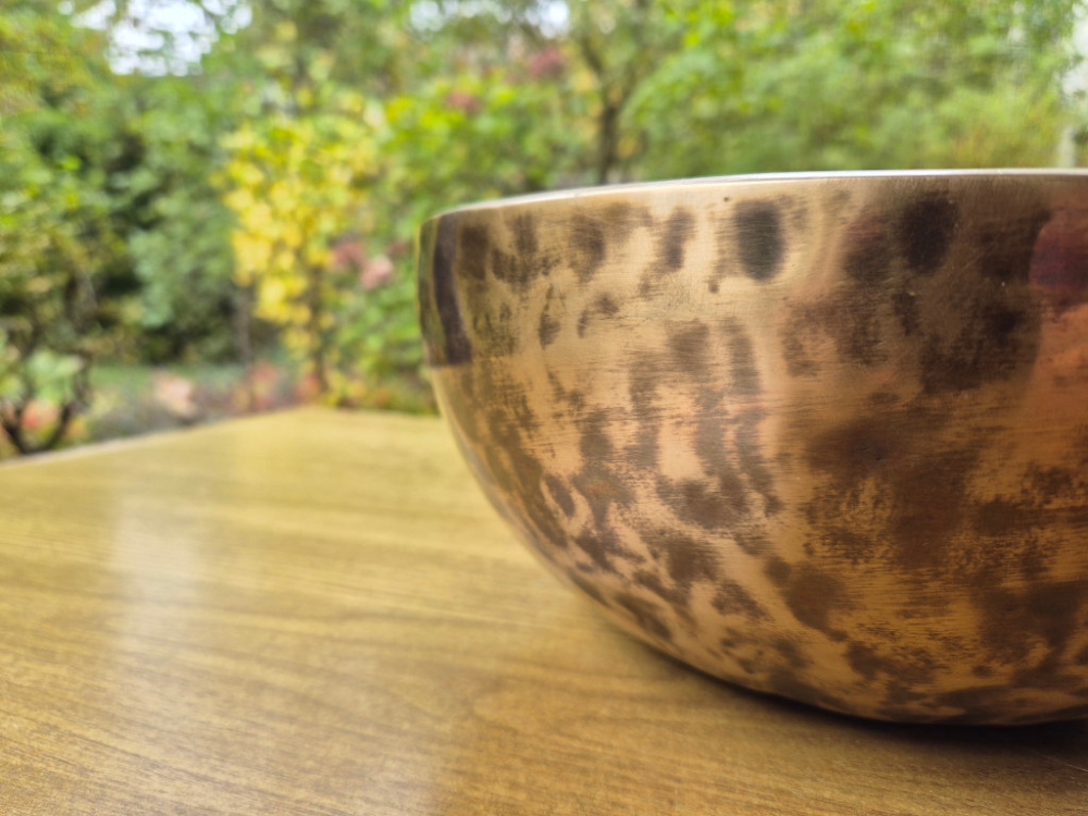 Preview: Große Dunkle Klangschale | 28–29 cm | 2,45–2,67 kg | handgeschmiedet in Nepal