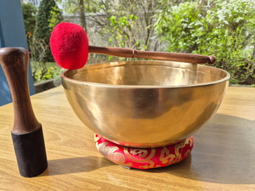 Große klassische Klangschale | ca. 2,2Kg / 27,5cm / matt-gold / geschmiedet / inkl. Filzklöppel
