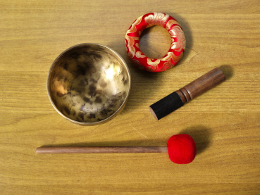 Kleine ~ Moon ~ Klangschale | ca. 366g / ca. 12cm / handgeschmiedet / mit Gravur