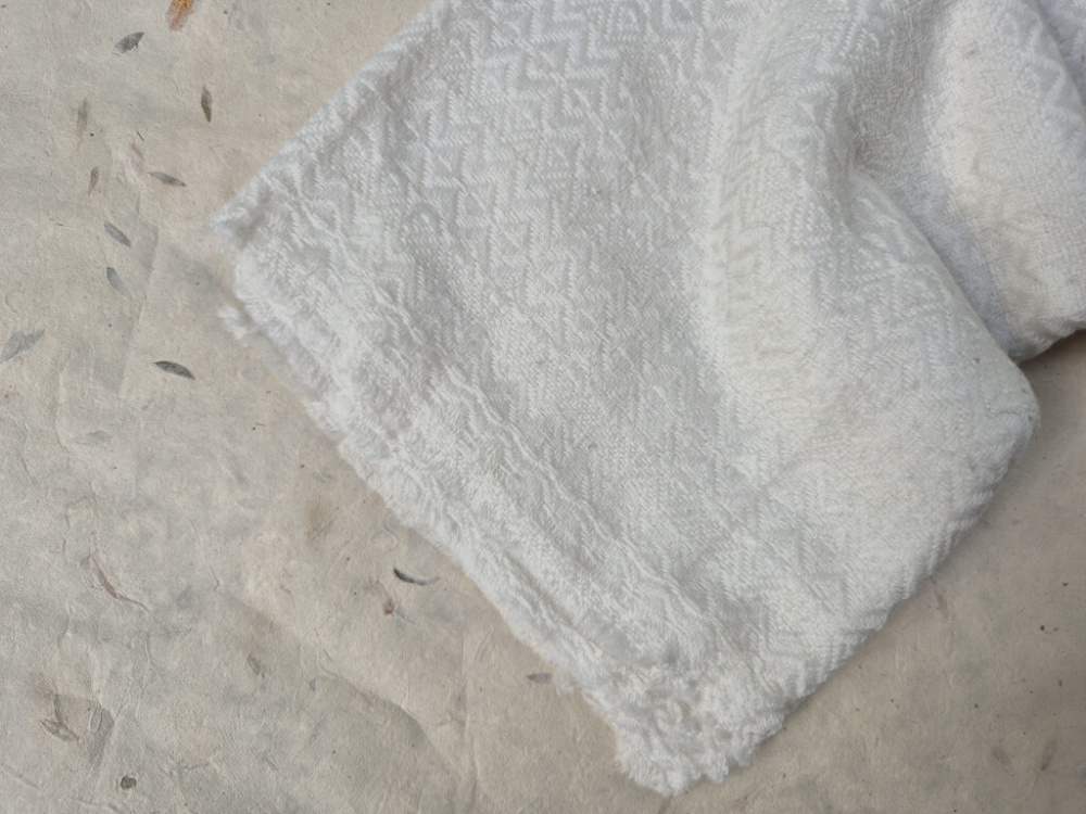 Preview: Handgewebter Kaschmir-Schal | Naturweiß mit geometrischem Jacquardmuster | LWH