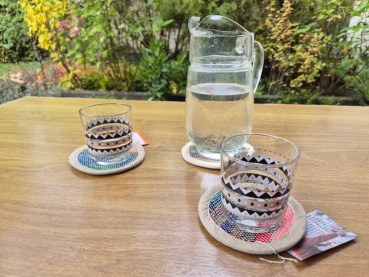 Preview: Untersetzer aus recycelten Saris & Baumwolle – handgefertigt von Local Women’s Handicrafts in Nepal