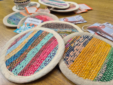 Preview: Untersetzer aus recycelten Saris & Baumwolle – handgefertigt von Local Women’s Handicrafts in Nepal