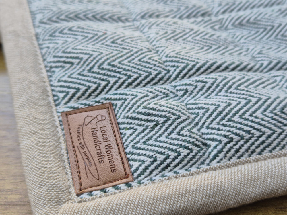 Preview: Handgewebte Yoga-Matte aus Baumwolle in Grün – Einzelstück von LWH, Nepal