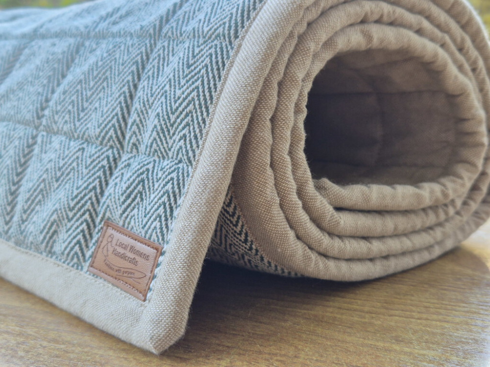 Preview: Handgewebte Yoga-Matte aus Baumwolle in Grün – Einzelstück von LWH, Nepal