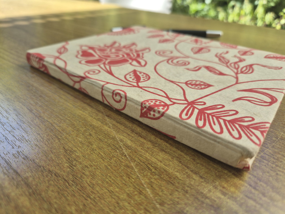 Preview: Handgefertigtes Lokta-Notizbuch mit rotem Blumenmuster aus Nepal