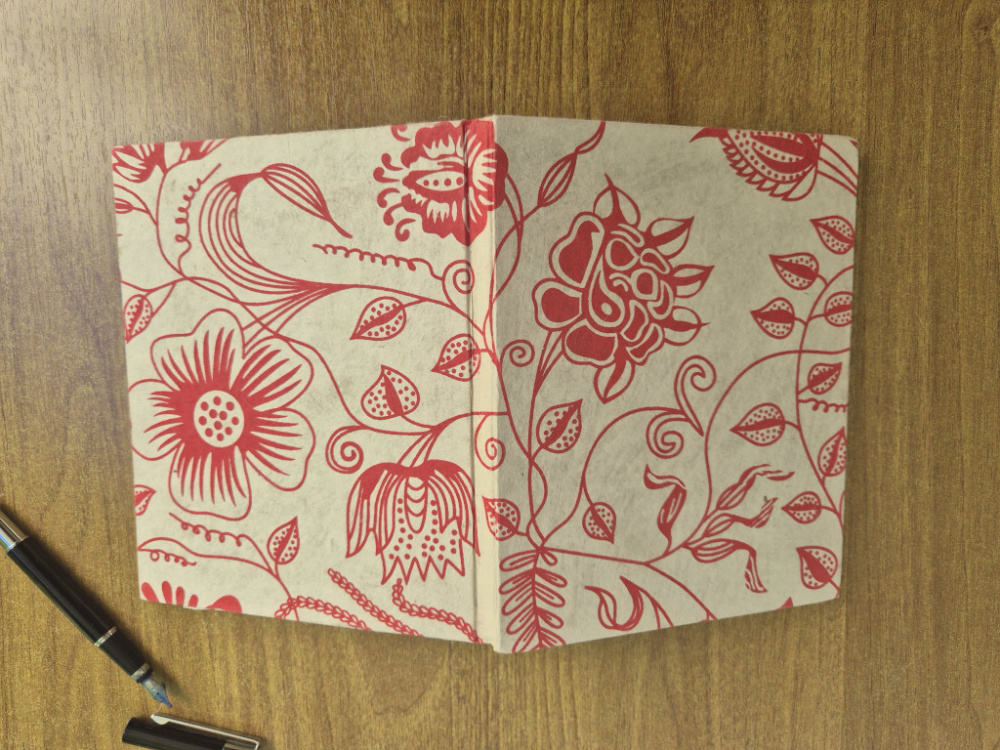 Preview: Handgefertigtes Lokta-Notizbuch mit rotem Blumenmuster aus Nepal