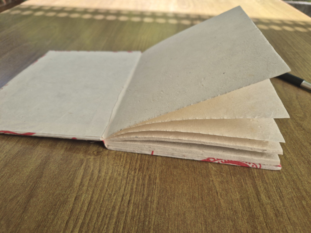 Blanko Innenseiten aus traditionellem nepalesischem Lokta-Papier