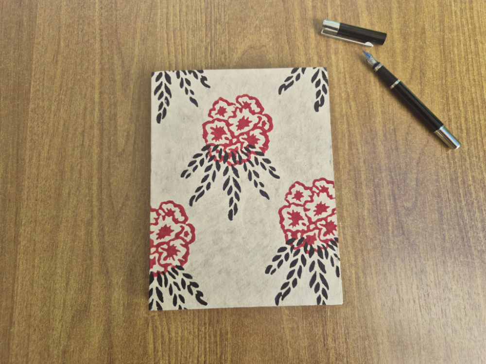 Handgefertigtes Lokta-Notizbuch mit Rhododendron-Motiv aus Nepal