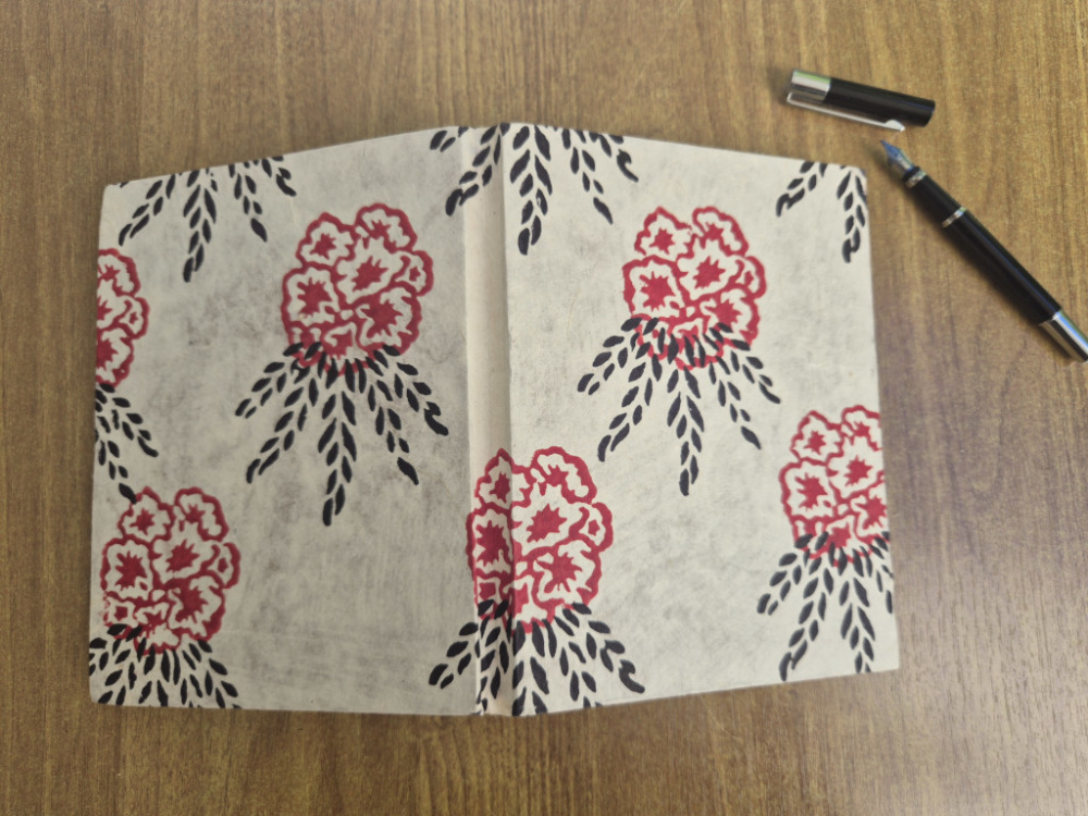 Preview: Handgefertigtes Lokta-Notizbuch mit Rhododendron-Motiv aus Nepal