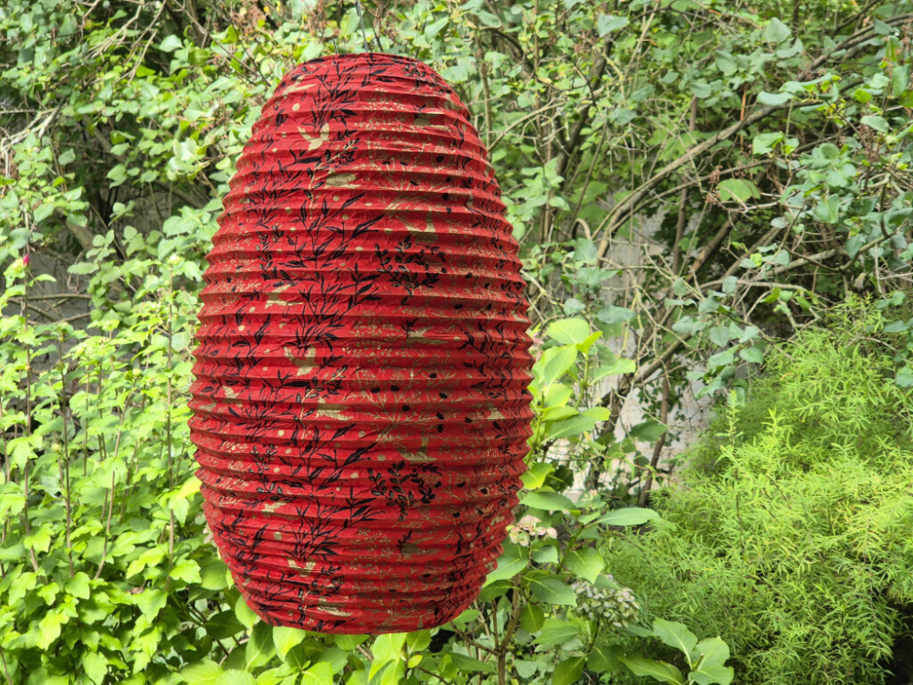 Ovaler Lokta Lampenschirm in Rot mit Blumenmuster, handgefertigt in Nepal