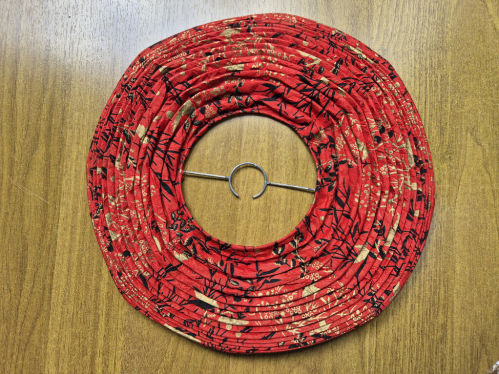 Preview: Ovaler Lokta Lampenschirm in Rot mit Blumenmuster, handgefertigt in Nepal