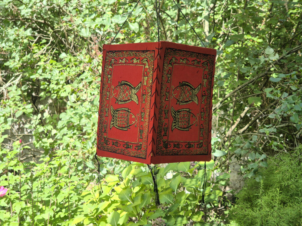Preview: Roter Lokta Lampenschirm mit Fischmotiven, handgefertigt in Nepal
