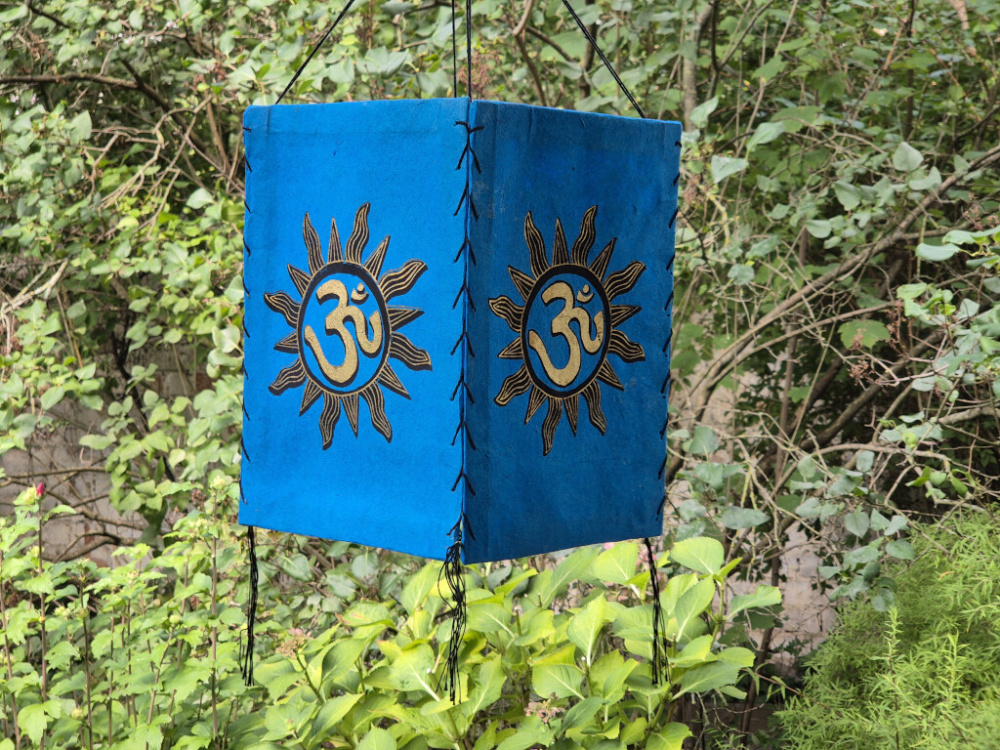 Blauer Lokta Lampenschirm mit Om und Sonnenmotiv, handgefertigt in Nepal