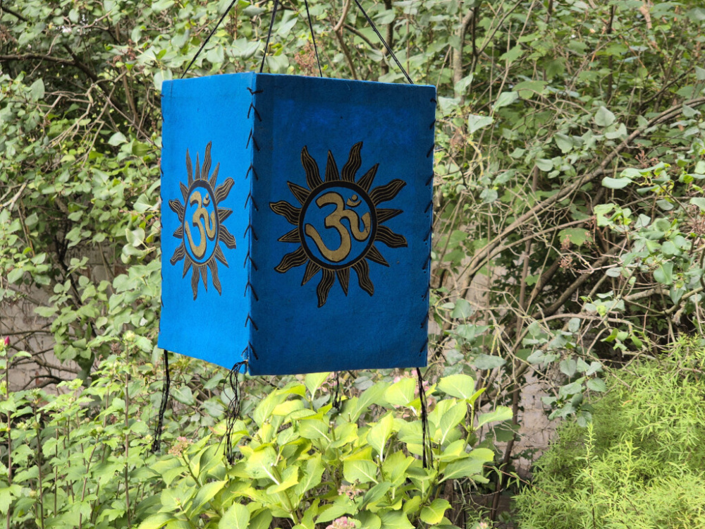 Preview: Blauer Lokta Lampenschirm mit Om und Sonnenmotiv, handgefertigt in Nepal
