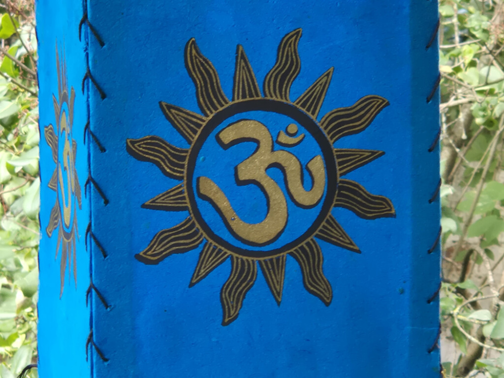 Preview: Blauer Lokta Lampenschirm mit Om und Sonnenmotiv, handgefertigt in Nepal