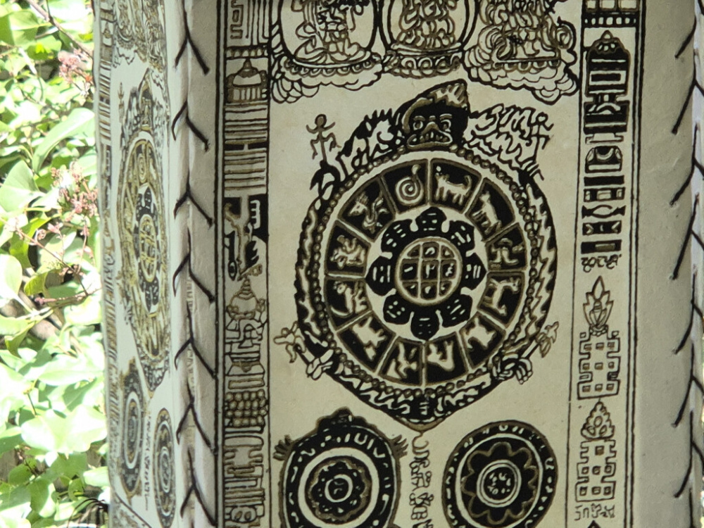 Preview: Handgefertigter Lokta Lampenschirm mit tibetischer Symbolik aus Nepal
