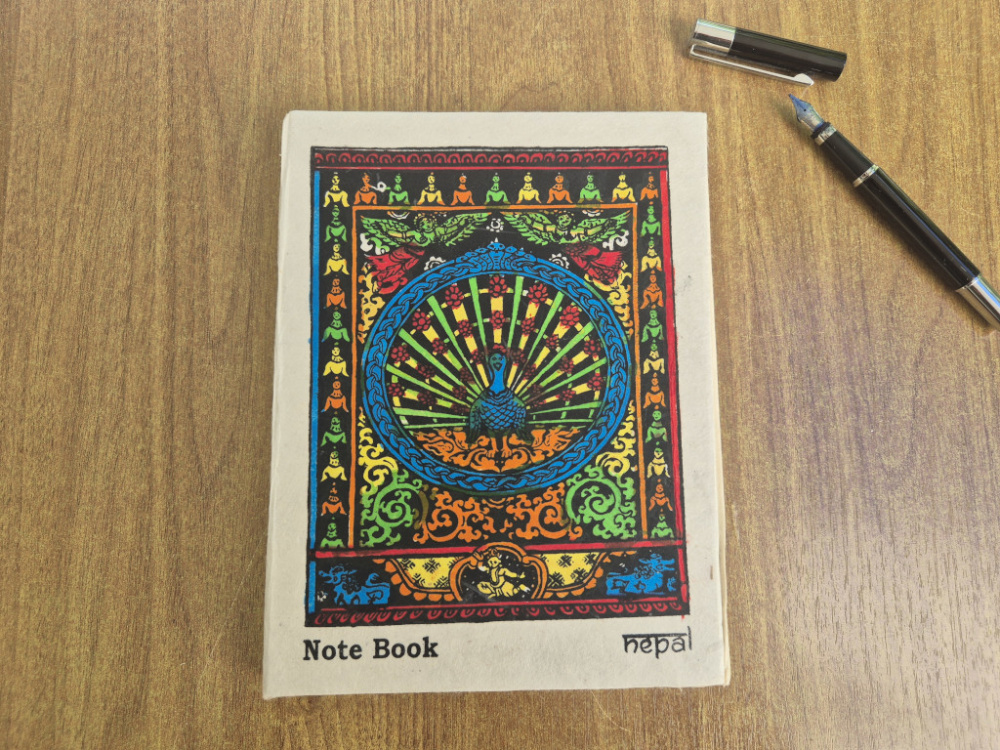 Handgefertigtes Lokta-Notizbuch mit farbenprächtigem Pfauen-Mandala aus Nepal