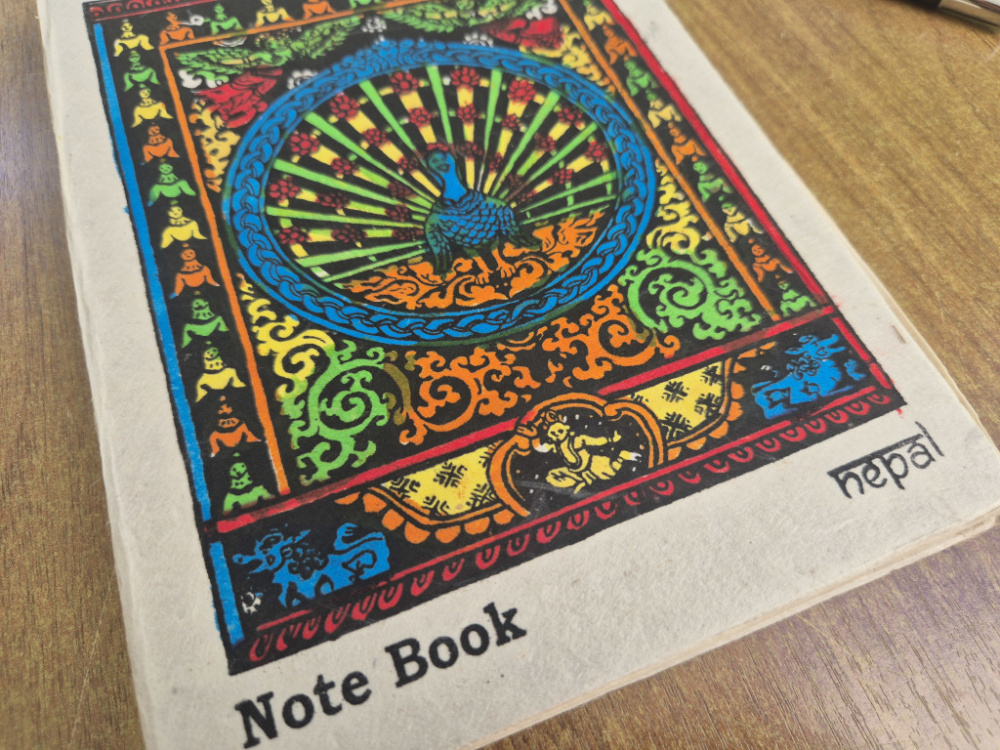 Preview: Handgefertigtes Lokta-Notizbuch mit farbenprächtigem Pfauen-Mandala aus Nepal
