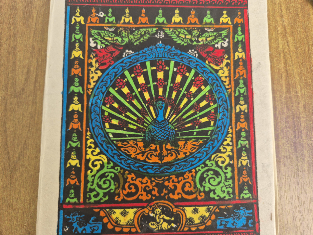 Preview: Handgefertigtes Lokta-Notizbuch mit farbenprächtigem Pfauen-Mandala aus Nepal