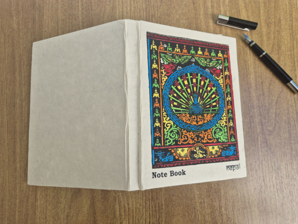Handgefertigtes Lokta-Notizbuch mit farbenprächtigem Pfauen-Mandala aus Nepal